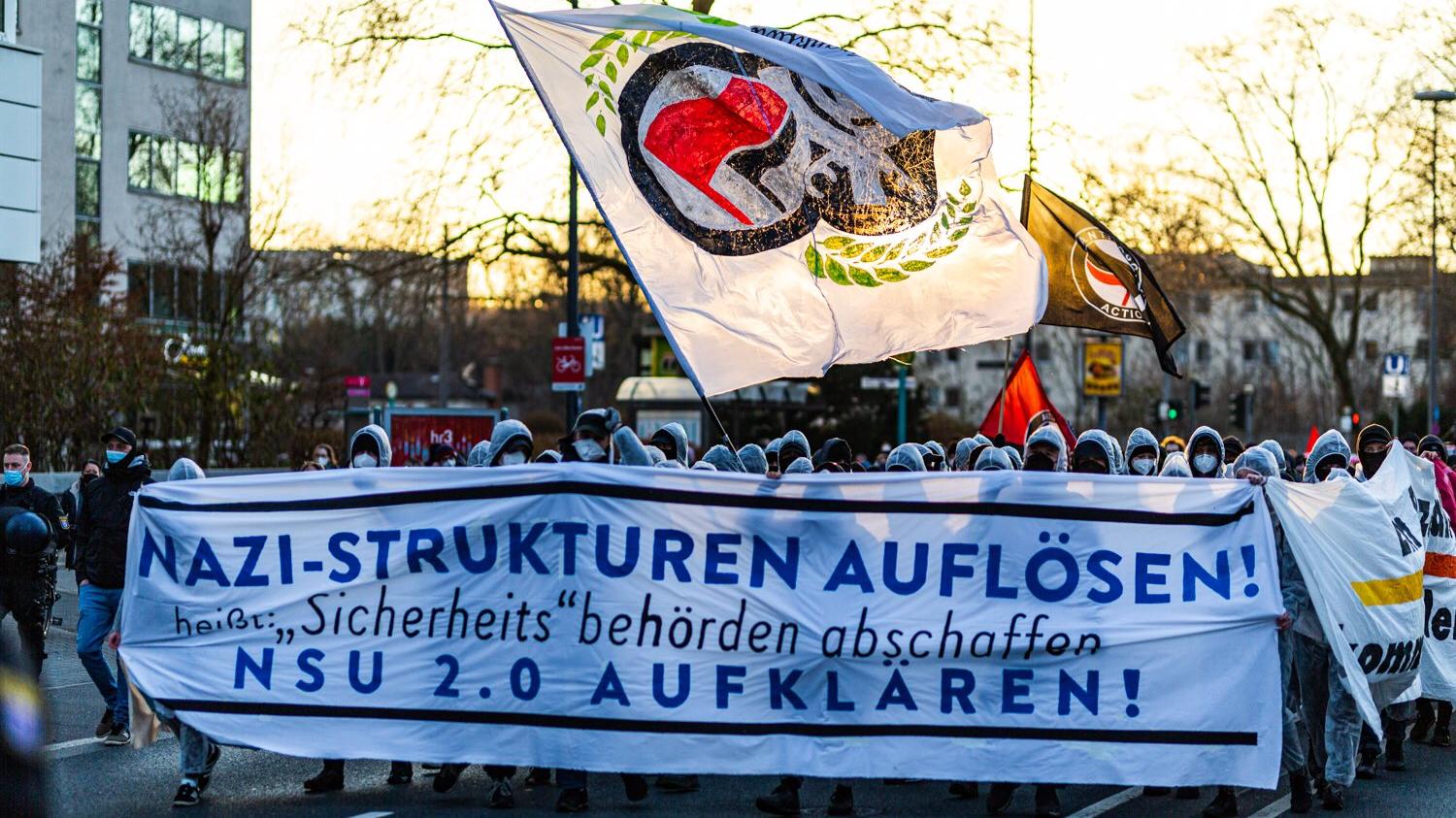 Mehrere hundert Menschen demonstrieren am 12. Februar 2022 in Frankfurt und fordern Aufklärung der NSU-2.0.-Drohserie. © Protestfotografie Frankfurt