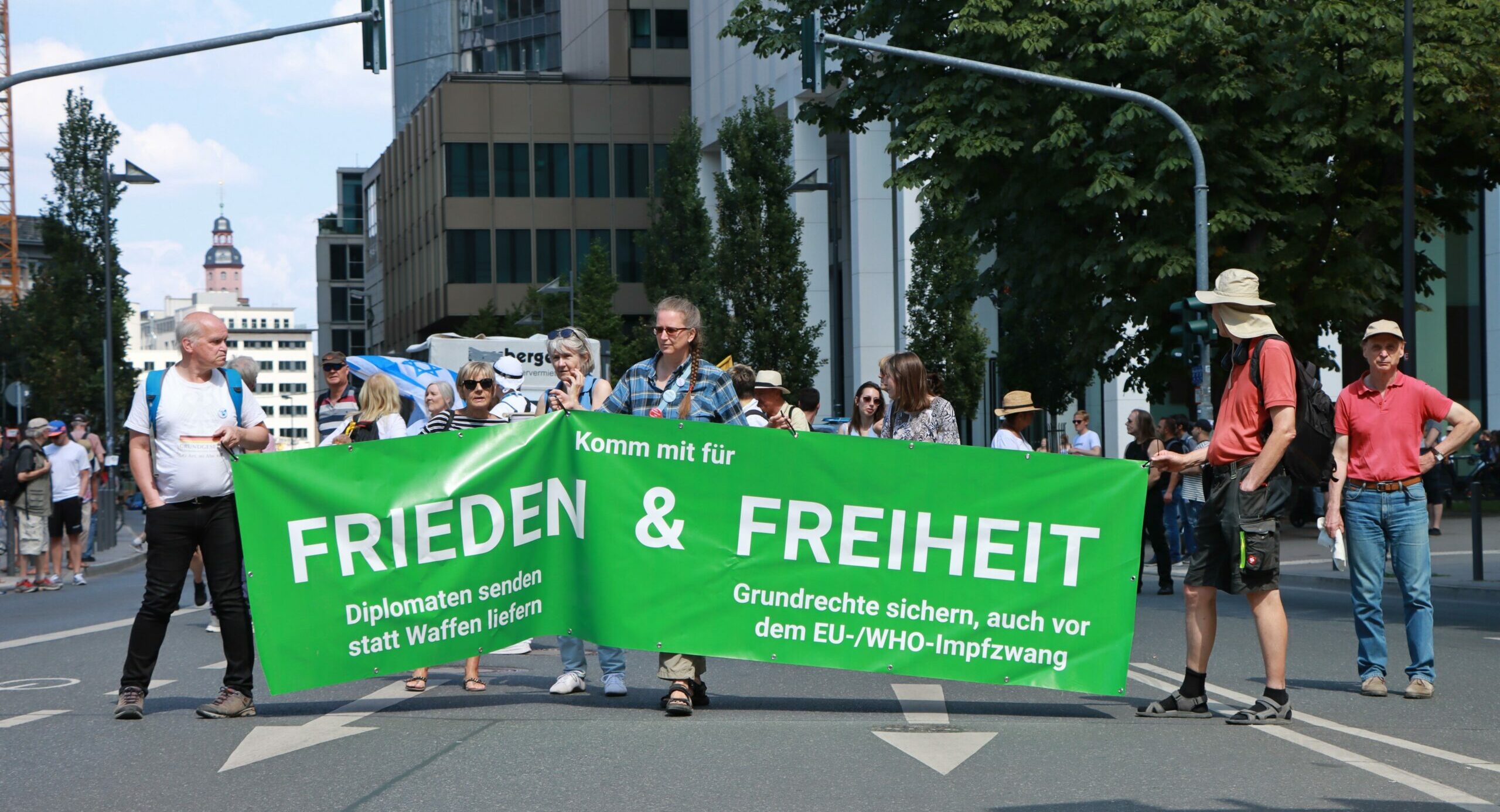 Fronttransparent einer Demonstration der rechten Verschwörungsszene in Frankfurt im Sommer 2022. © dokunetzwerk rhein-main