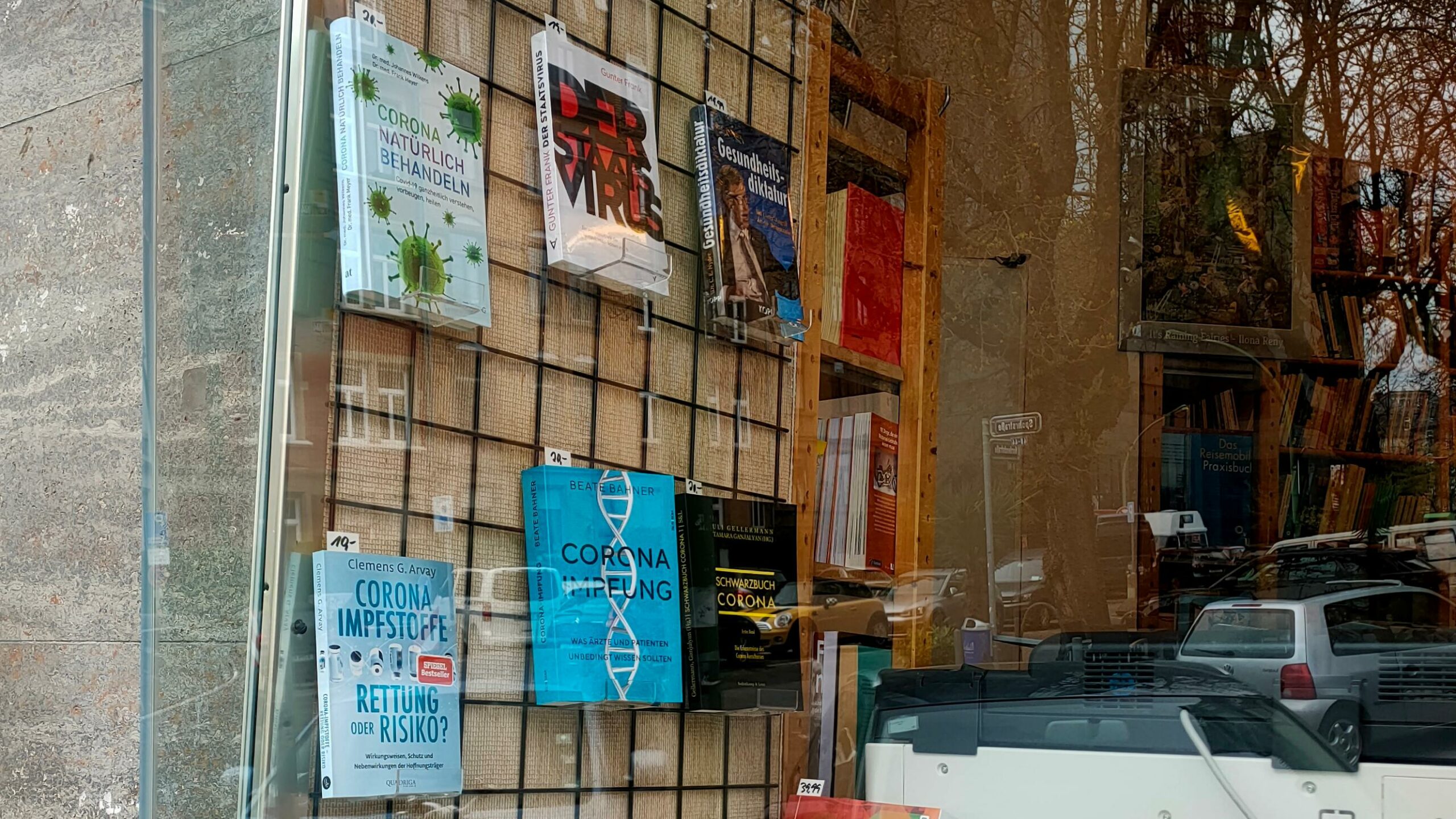 Im Schaufenster der rechten Nibelungen Buchhandlung im Frankfurter Nordend ist eine ganze Wand der einschlägigen Literatur zur Corona-Pandemie gewidmet. © ASVI