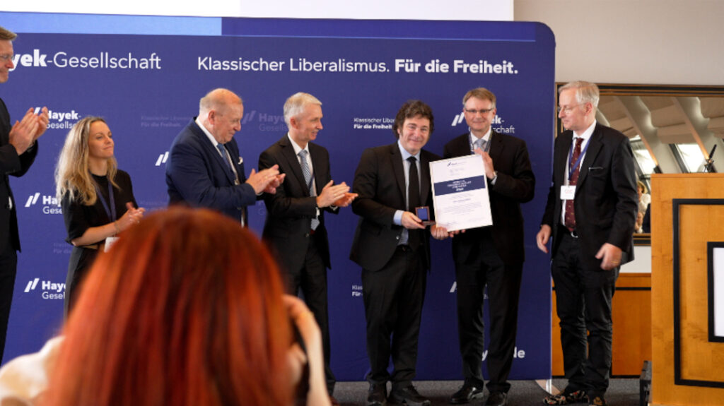 Friedrich A. von Hayek-Gesellschaft
Die Friedrich A. von Hayek-Gesellschaft ist eine der einflussreichsten proprietaristischen Organisationen im deutschsprachigen Raum. Einer kompromisslosen, marktradikalen Ideologie folgend bietet sie eine Plattform für die Leugnung der Fakten des Klimawandels und für damit zusammenhängende Verschwörungserzählungen.
Die Hayek-Gesellschaft hat ihren Sitz in Freiburg und ihre Geschäftsstelle in Berlin. Bis in die 2010er Jahre stand sie der FDP nahe. Um die Frage der Aufnahme von AfD-FunktionärInnen entbrannte ein Streit, in dessen Folge gemäßigte Kräfte den Verein verließen. ProtagonistInnen der Gesellschaft vertreten heute die Politik von AfD und Werteunion. Zu ihren Mitgliedern zählen u.a. Markus Krall von der Atlas-Initiative, Thorsten Polleit aus Königstein vom Ludwig von Mises Institut Deutschland und der rechte Frankfurter Verleger Roland Tichy. 
Die Hayek-Gesellschaft ist in vielfacher Weise mit der Szene organisierter KlimawandelleugnerInnen verflochten. Ein Positionspapier der Gesellschaft von 2010 trägt den Titel »Die Klimakatastrophe findet nicht statt«. Darin wird behauptet, dass die Natur das Klima bestimme und es daher keinen Grund gebe, die CO2-Emissionen zu reduzieren. Im Jahr 2020 war Carlos A. Gebauer, Vorstandsmitglied der Hayek-Gesellschaft, eine treibende Kraft der Initiative klimafragen.org, die die Klimapolitik der Bundesregierung angriff. Sie behauptete u.a., dass der Klimawandel »kein relevantes Problem für die Menschheit« sei und der CO2-Anstieg zu einem Ergrünen der Erde führe und die Lebensumstände vieler Menschen verbessern könne.