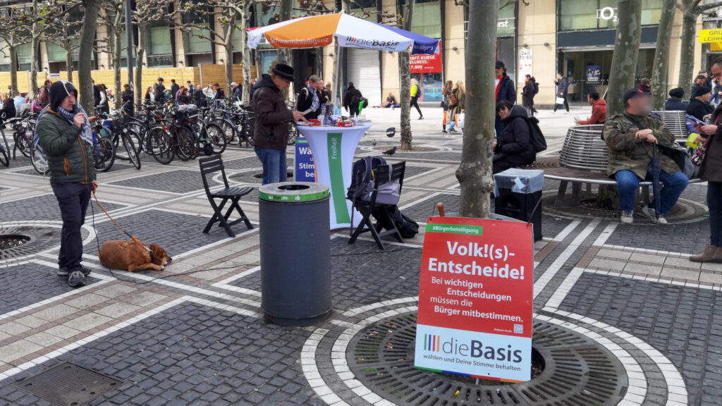 Die rechte Verschwörungsszene ist ein lautstarkes Sprachrohr des Proprietarismus. Auch viele ReichsbürgerInnen und Esoterik-UnternehmerInnen vertreten eine strikte marktradikale Ideologie. Sie wollen sich von Staat und Gesellschaft lösen und suchen den eigenen wirtschaftlichen Vorteil. Ihre Netzwerke sind weit verzweigt und reichen bis in die »gehobene Gesellschaft«.